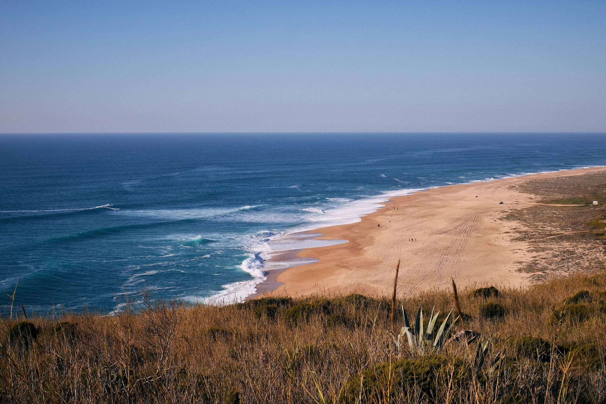 Playa extensa y oleaje del Atlántico vistos desde el acantilado