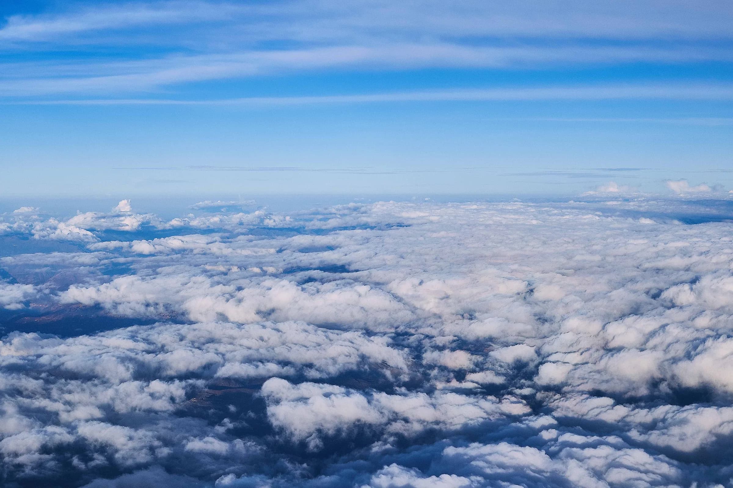 Manto de nubes sobre las montañas, visto desde el avión