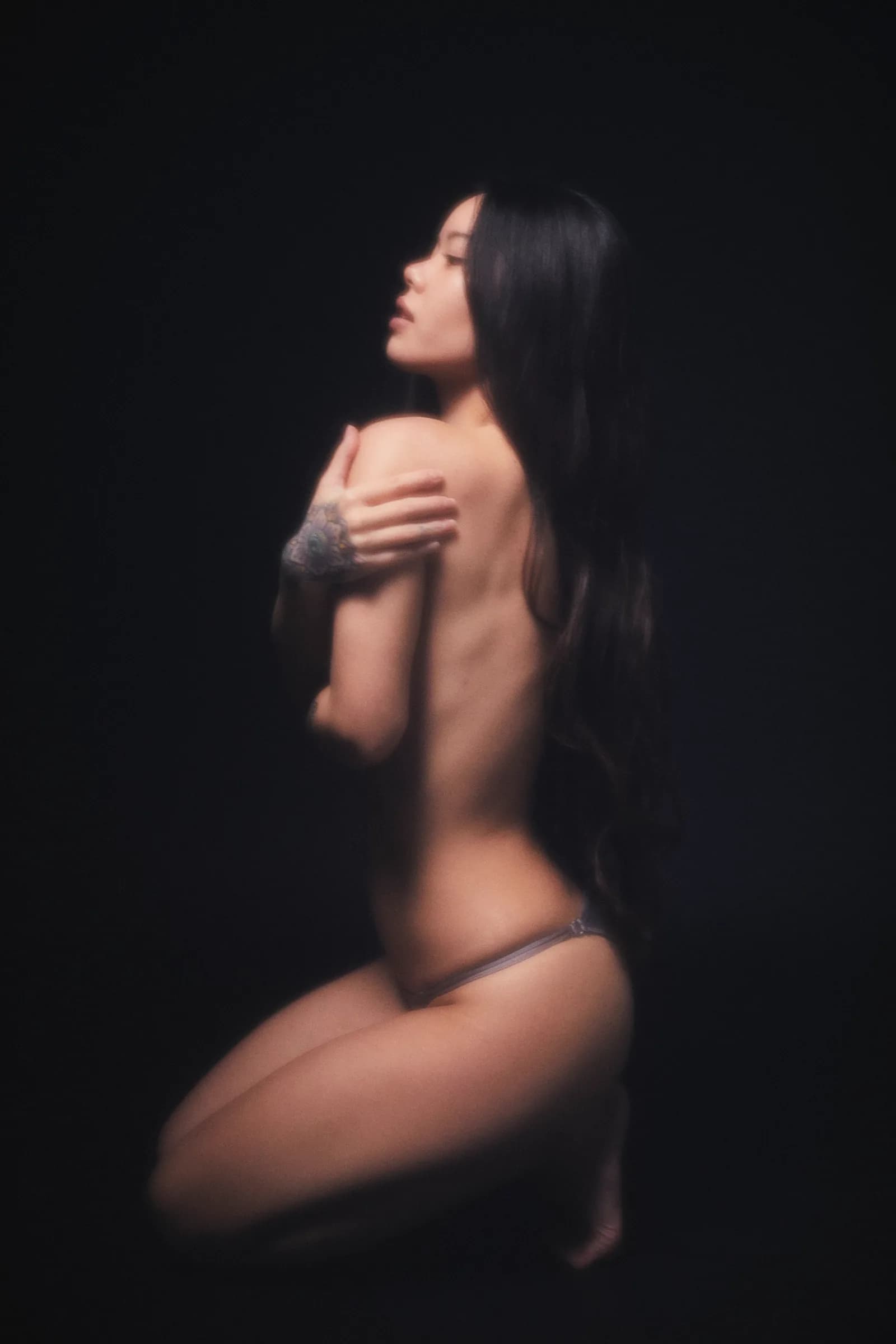 Retrato de perfil de mujer de cabello largo sobre fondo negro
