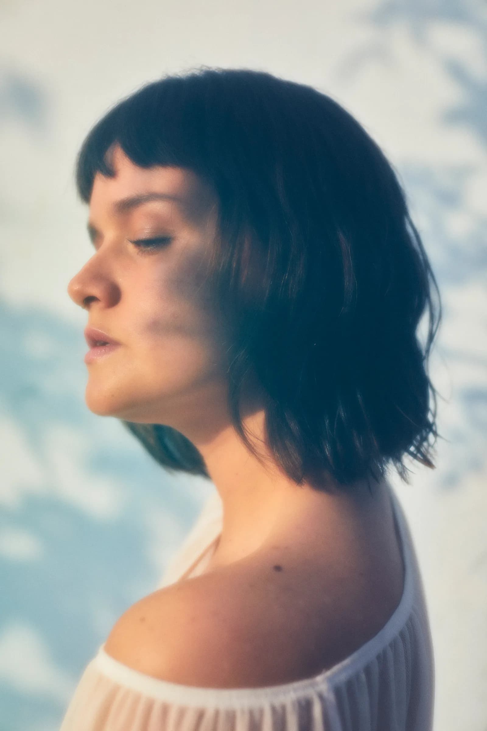 Retrato de perfil de mujer con flequillo y luz suave