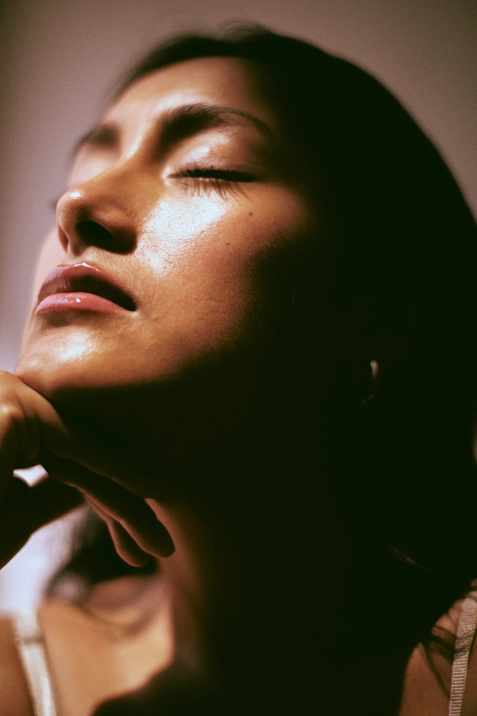 Primer plano de rostro con los ojos cerrados en luz cálida